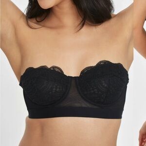 Lively Black Lace Strapless Bra with Scalloped Design